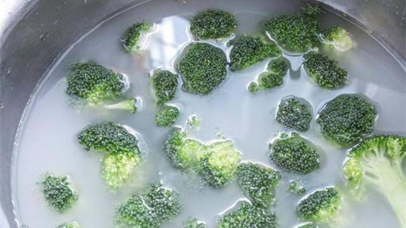 Rửa súp lơ với bột mì