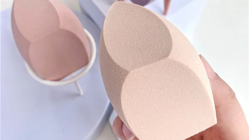 Mút trang điểm có hai phần vát