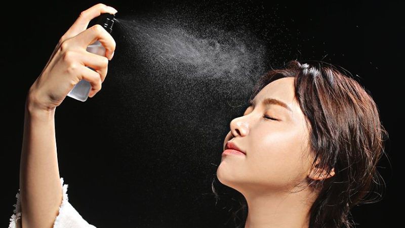 Xịt xịt make-up lên mặt