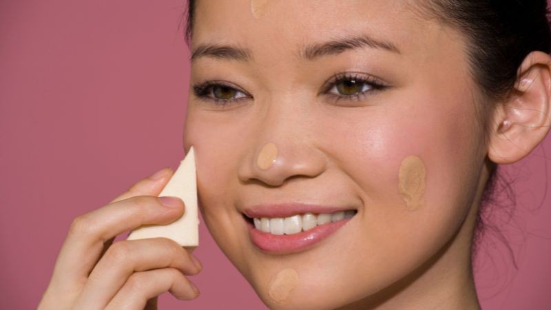 Tán đều kem nền lên da