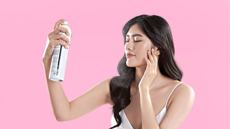 Xịt thêm một lớt xịt make-up