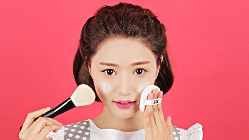 Phủ phấn lên đều khắp mặt