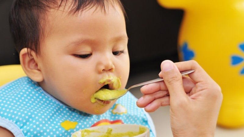 Những lưu ý khi dùng bột ăn dặm chế biến sẵn cho bé