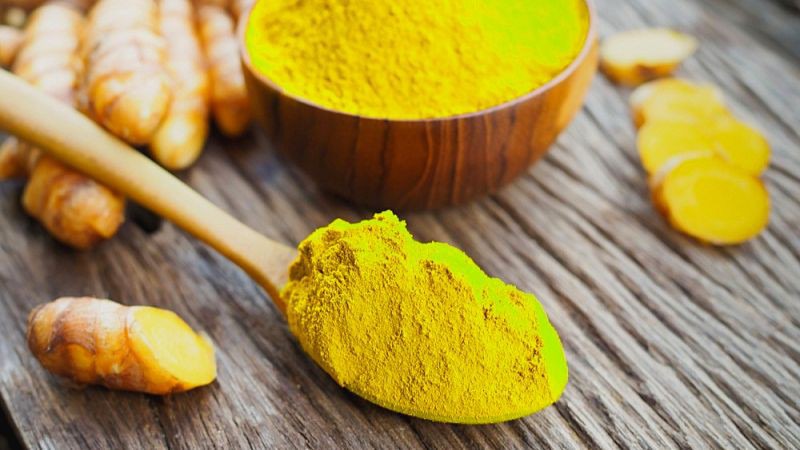 Bột nghệ và nước