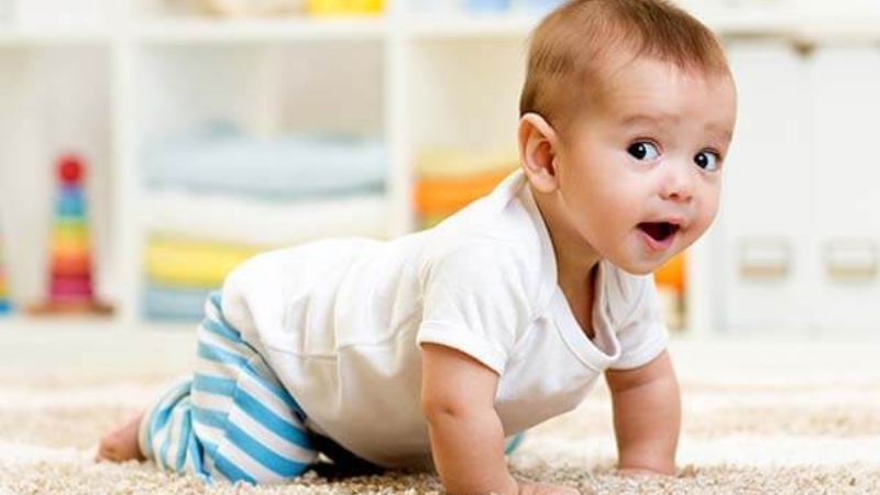 Bé đang học bò và học ngồi