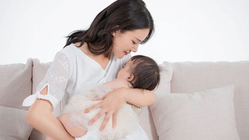 Bế bé ngửa cho đến lúc ngủ say