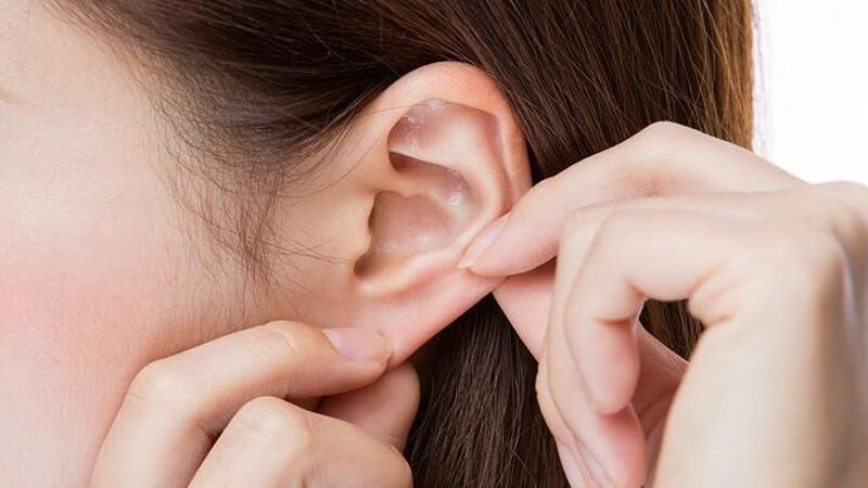 Không sờ lên tai quá nhiều lần