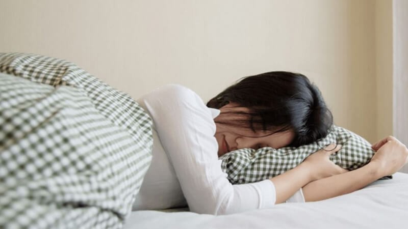 Tránh va đập, nằm đè lên lỗ xỏ