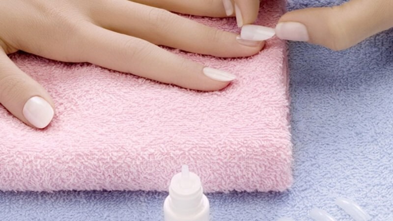 Cách dán móng tay giả dùng keo sữa và sơn nền