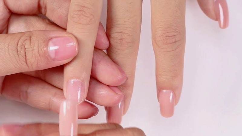 Cách dán móng tay giả bằng loại sơn trong suốt
