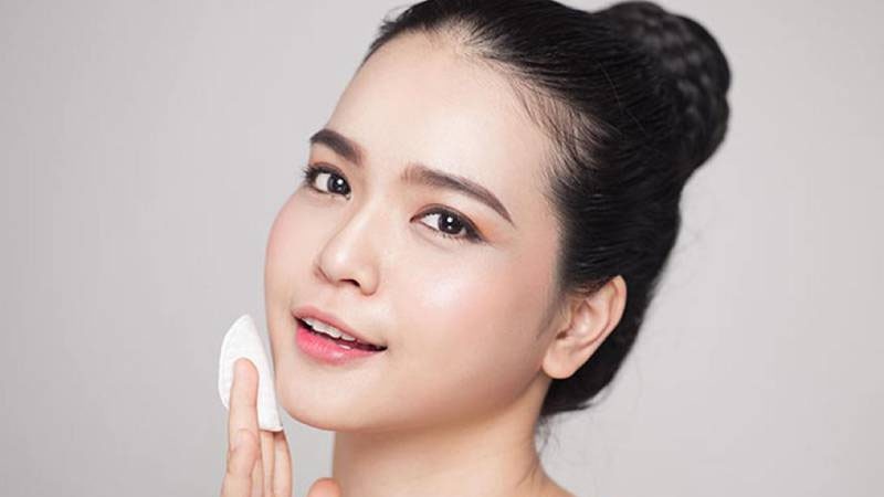 Lưu ý không nên dùng bông tẩy trang có lớp xơ, dễ gây rát mặt, tổn thương cho da