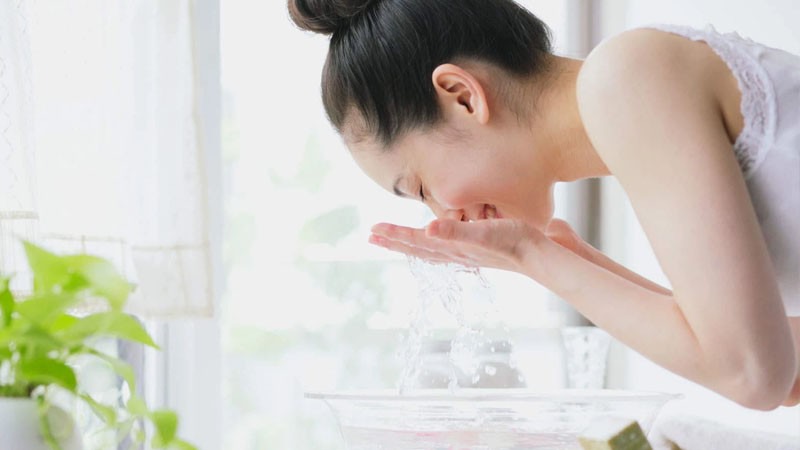 Massage và rửa mặt lại và thực hiện các bước chăm sóc da