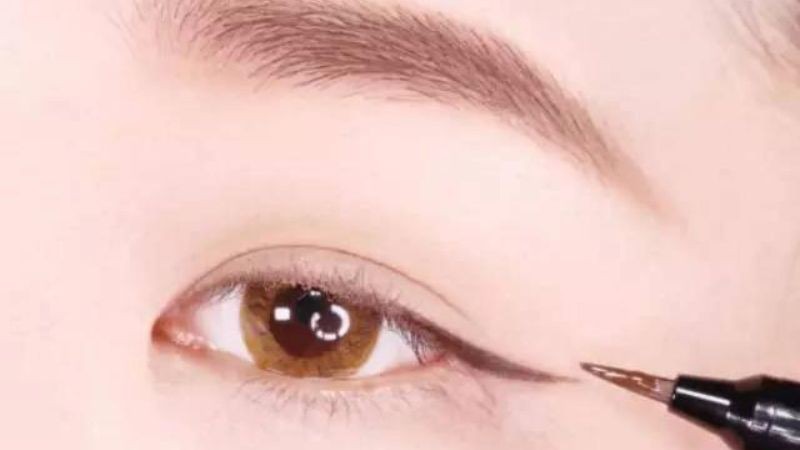 Kẻ eyeliner bằng đường kẻ mắt mảnh, đơn giản