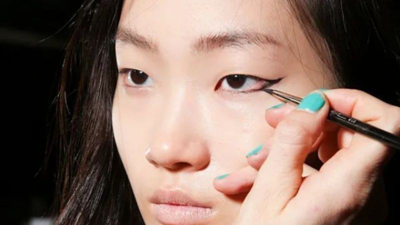 Kẻ eyeliner cho viền mí trong