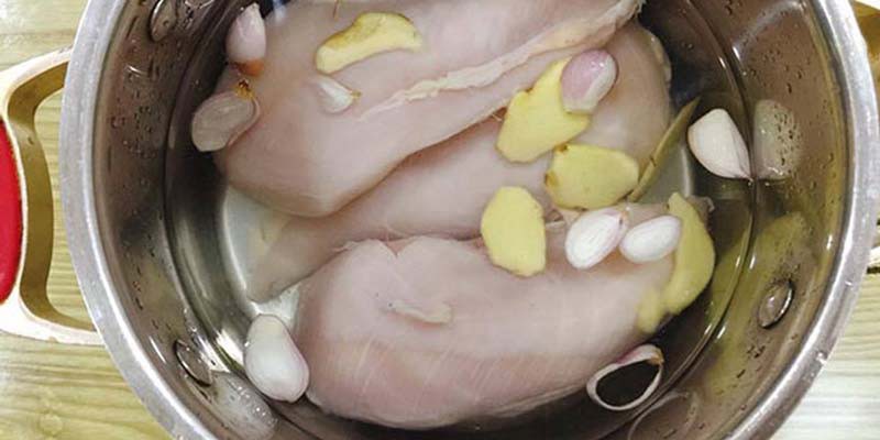 Bạn cần ngâm chúng trong nước gừng từ 3 – 5 phút để khử các tạp chất và mùi hôi.