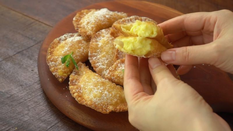 Thưởng thức bánh custard
