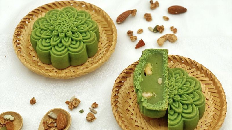 Thưởng thức bánh thu trà xanh