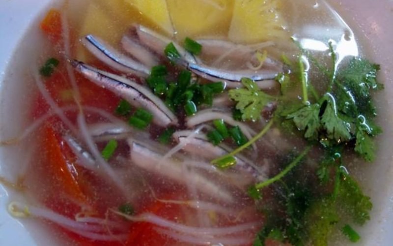 Thưởng thức canh cá cơm nấu ngót