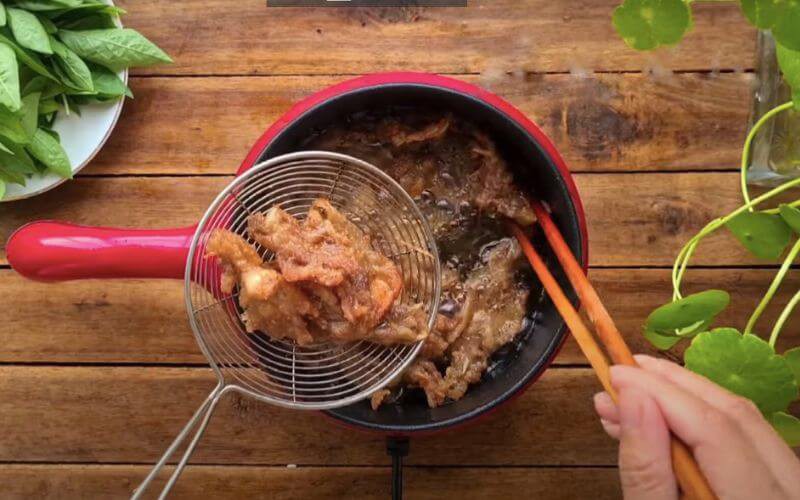 Chân vịt đang được chiên giòn