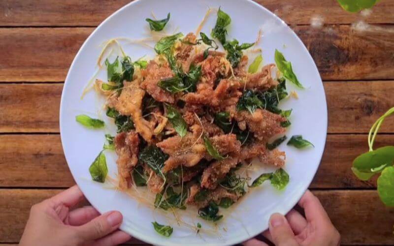 Thưởng thức chân vịt rút xương rang muối với cơm là một ý kiến không tồi