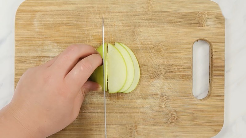 Cắt táo làm chân cua