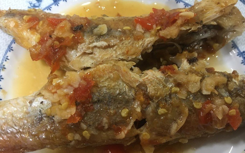 Thưởng thức cá phèn chiên mắm tỏi