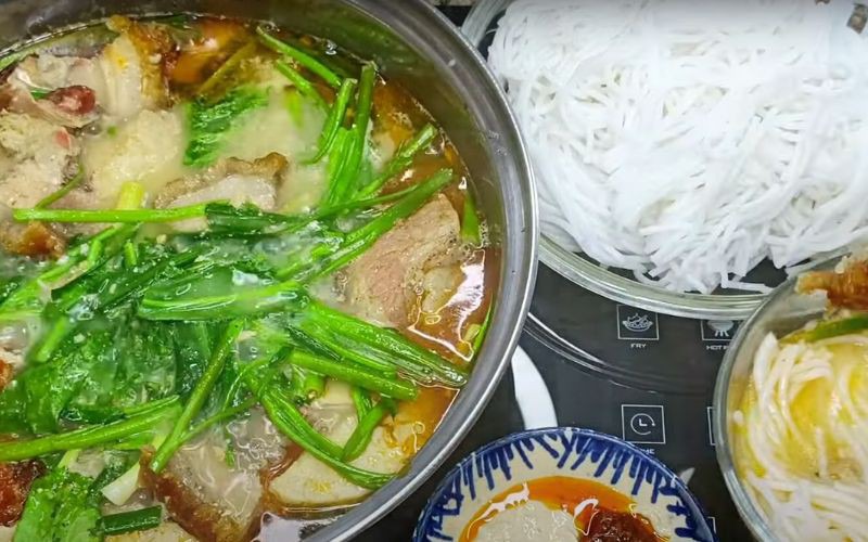 Món heo quay nấu chao sẽ càng dậy vị hơn khi được ăn cùng bún và rau tần ô