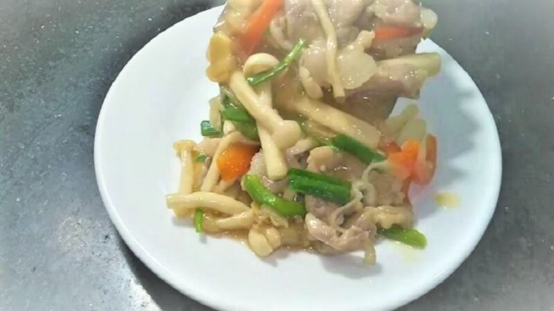 Sau cùng, bạn cho món ăn ra dĩa, trang trí tùy thích