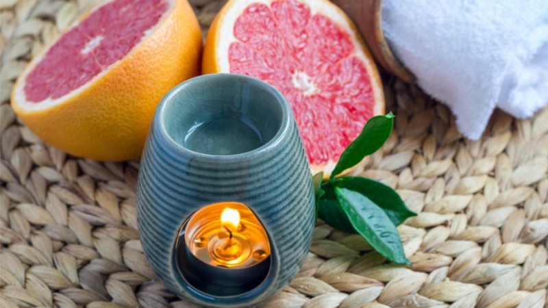 Một trong các phương pháp khử mùi khó chịu là dùng tinh dầu bưởi