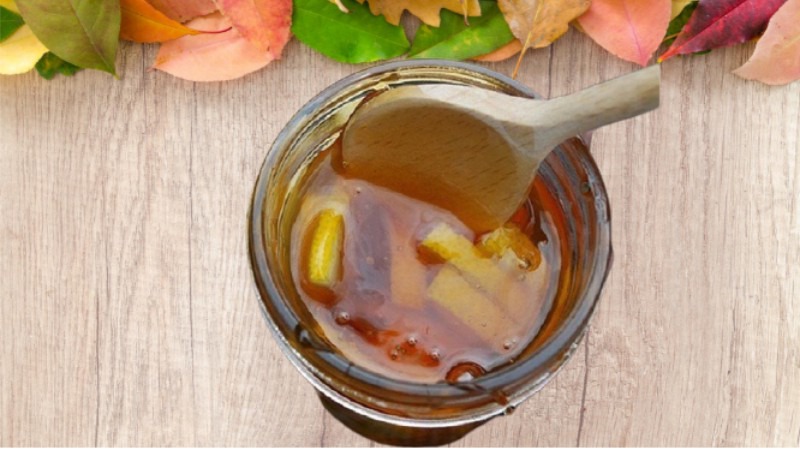 Ngâm vỏ bưởi trong dầu nền là một trong các bước của phương pháp làm tinh dầu bưởi bằng dầu nền