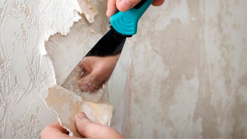 Dùng cán dao cùn tẩy keo xốp dán tường
