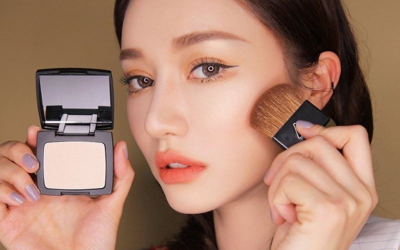 Cách trang điểm cô dâu mặc áo dài đỏ đẹp, nổi bật nhất