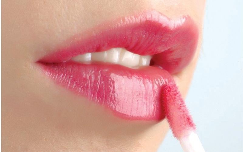 Cách nhấn màu son phù hợp với áo dài đỏ