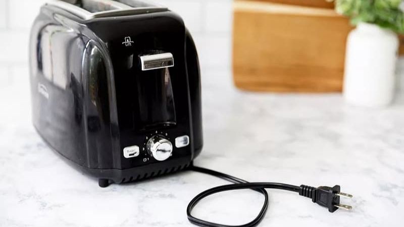 Rút phích cắm điện của máy nướng