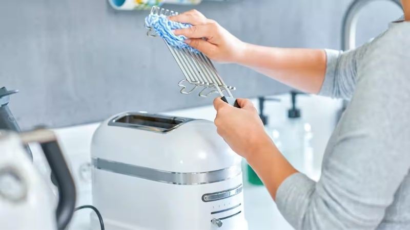 Dùng một chiếc khăn mềm lau vụn bánh mì