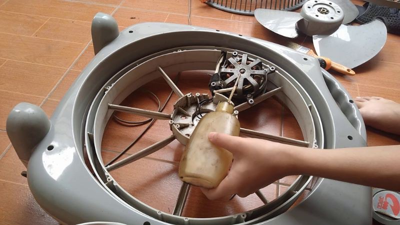 Tra dầu vào quạt hộp