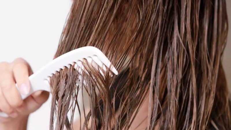 Chải tóc khi tóc đang ướt