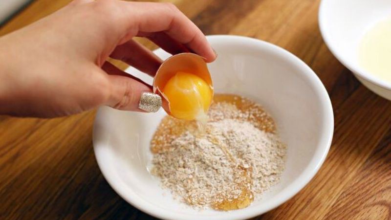 Lòng đỏ trứng gà và bột gạo
