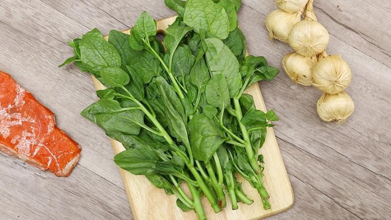 Rau mồng tơi chọn rau có màu xanh đều từ lá đến thân