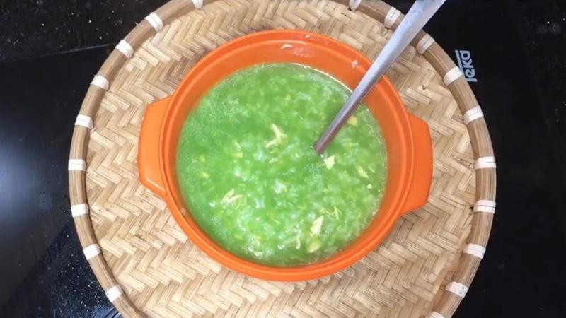 Cháo cá hồi rau mồng tơi