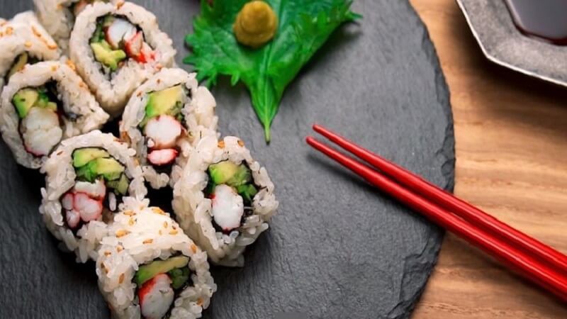 Món sushi thanh cua bơ hấp dẫn ánh nhìn