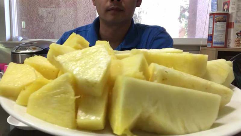 Dứa chứa nhiều men Bromelain, có khả năng thúc đẩy hệ tiêu hóa, giảm hơi thừa trong dạ dày, cải thiện chứng đầy bụng, khó tiêu.