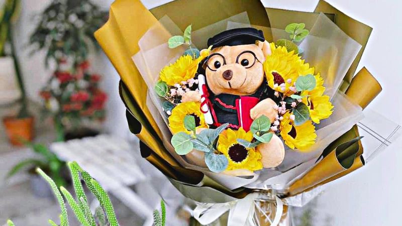 Hoa tươi và gấu cử nhân