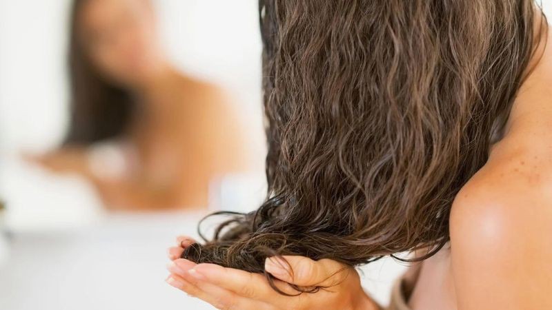 Thoa hỗn hợp lên tóc