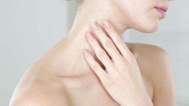 Tại sao vùng da cổ nhanh lão hóa?