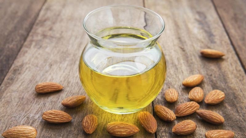 Massage da cổ bằng dầu hạnh nhân