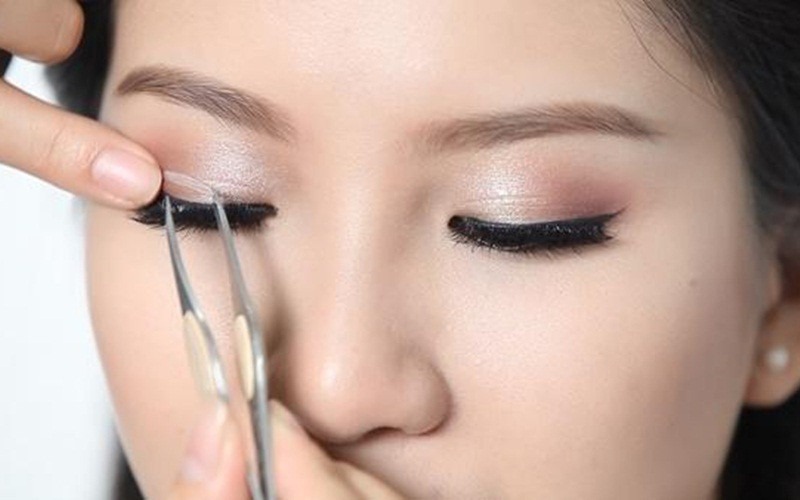 Dùng miếng dán kích mí biến mắt một mí thành hai mí