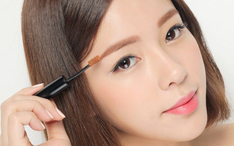 Cho sóc cho đôi chân mày gọn gàng