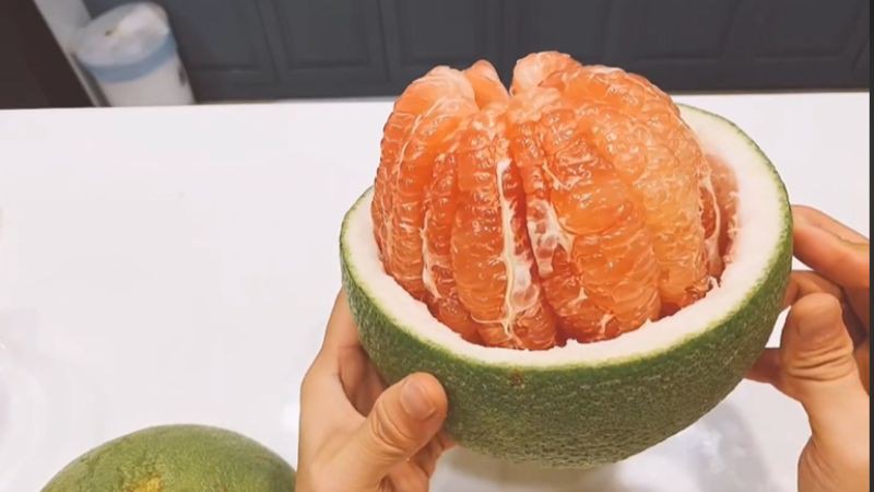 Bưởi bóc nguyên vỏ đẹp mắt