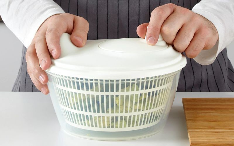 Sử dụng dụng cụ quay rau